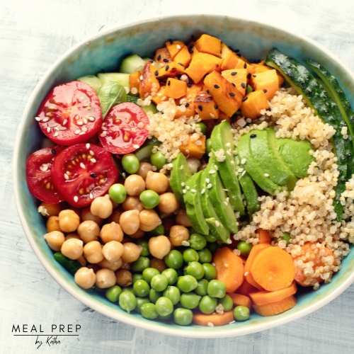 gesunde mealprep Bowl mit Quinoa, Kichererbsen, Süßkartoffel, Avocado und Gemüse – vegetarisches Mealprep für Frauen ab 40