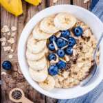 meal prep porridge blaubeeren banane frühstück