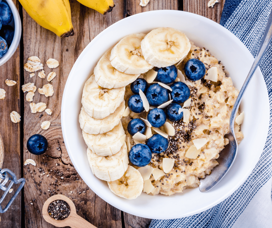 Porridge mit Blaubeeren und Banane. Schnell vorbereitet, gesund und lecker. Dein perfektes Meal prep Frühstück!
