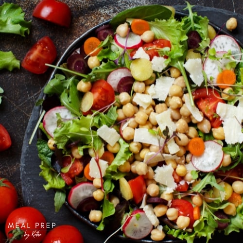 Bunter Kichererbsensalat mit Blattsalat, Radieschen, Karotten und Parmesan – gesundes Mealprep-Rezept für Frauen ab 40