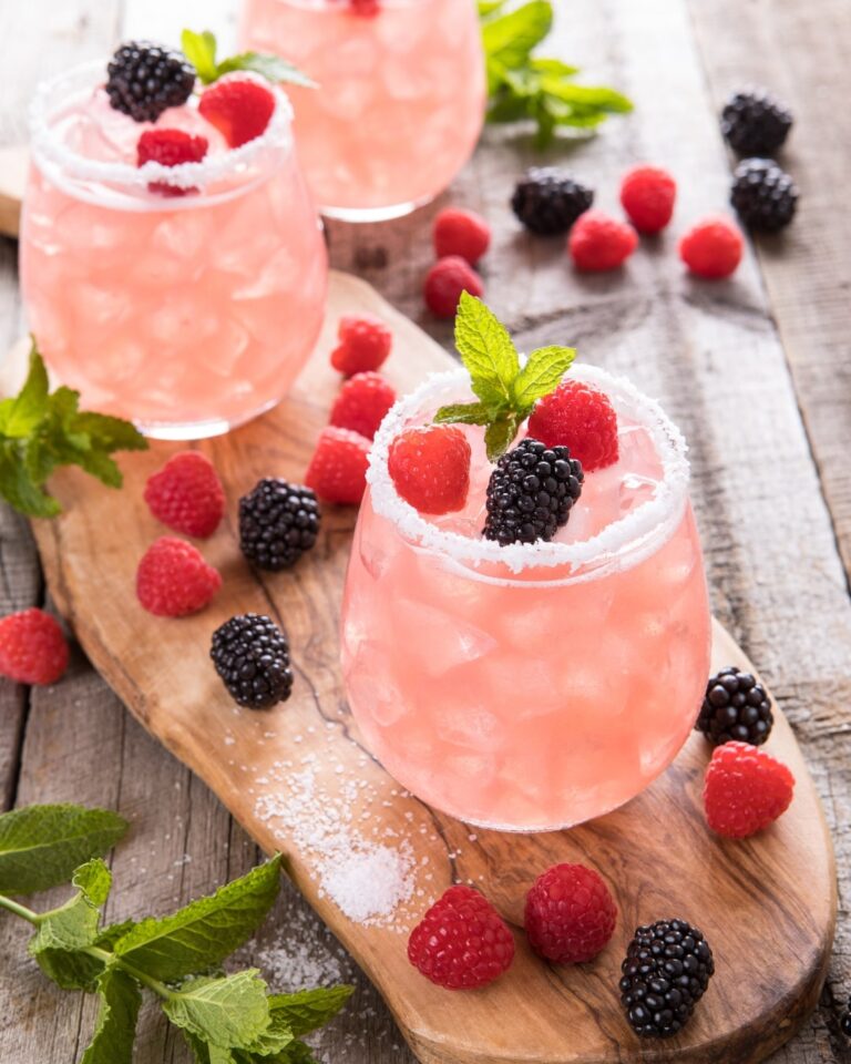 Alkohofreier pinker cocktail mit Beeren