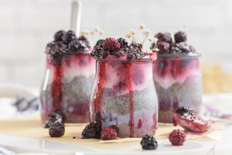 chiapudding mit brombeeren